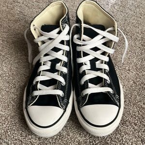 Black high top converse.